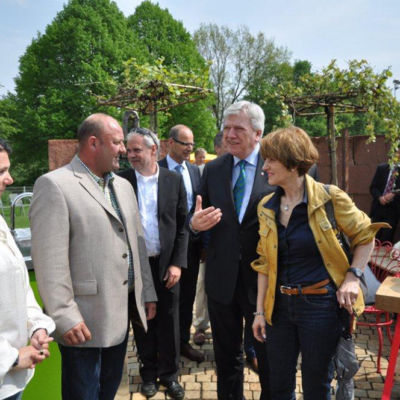 Ministerpräsident Volker Bouffier und seine Gattin besuchten unseren Ausstellergarten auf der Landesgartenschau in Gießen und bewunderten diesen bei einem Glas Wein.